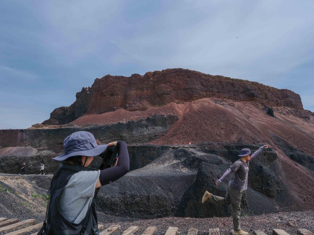 内蒙古乌兰察布：夏日火山引游人