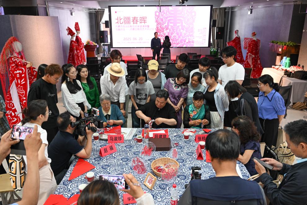 内蒙古自治区剪纸名家邀请展在呼和浩特举行