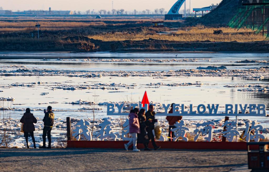 内蒙古包头：流凌盛景引游人